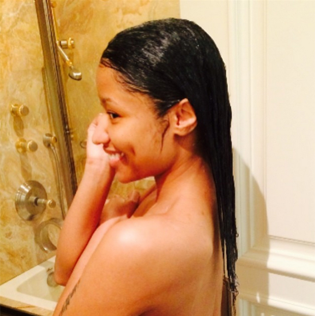 nicki minaj en el baño 3