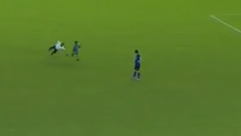 niño burla seguridad en partido de futbol en Argentina