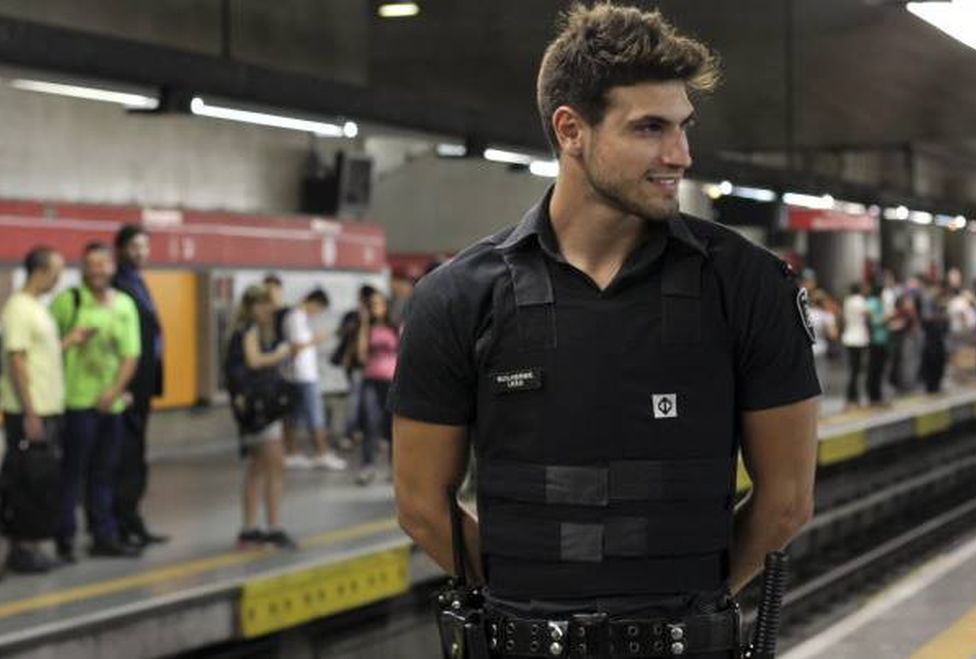 policía sexy del metro de brasil