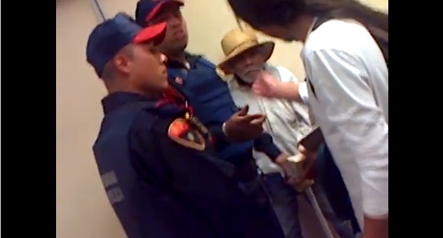 polis pasada de lanza con viejitos en el metro