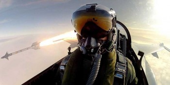 selfie de piloto disparando un misil