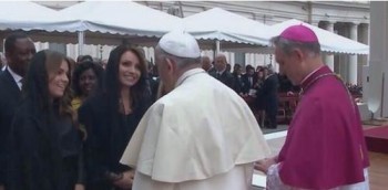 La Gaviota Angélica Rivera con el Papa Francisco