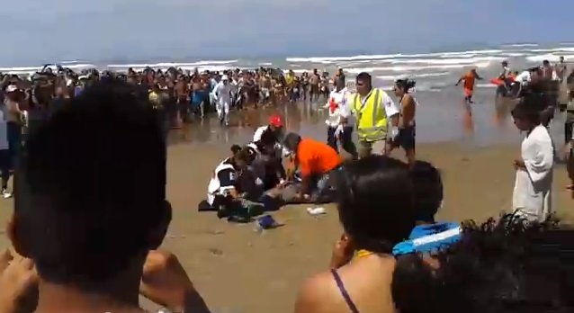 Paramédicos quedan en vergüenza al tirar paciente en una playa