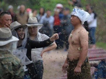 Ping es un apicultor chino  y cubre su cuerpo con más de 460mil abejas