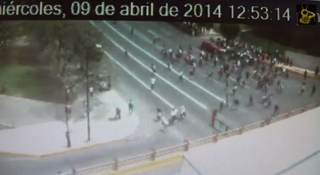 #VIDEO Cámara de vigilancia capta el momento en el que automovilista atropella a normalistas