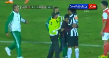 chavito abraza a ronaldinho