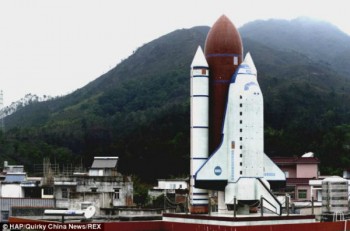 El cohete espacial listo para despegar desde  un techo por Huang Yuzhan