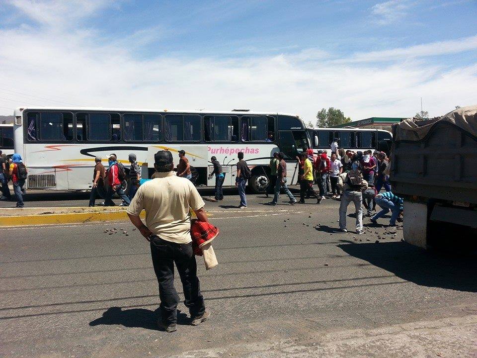 normalistas armándose con piedras, salida a Quiroga Morelia Michoacán