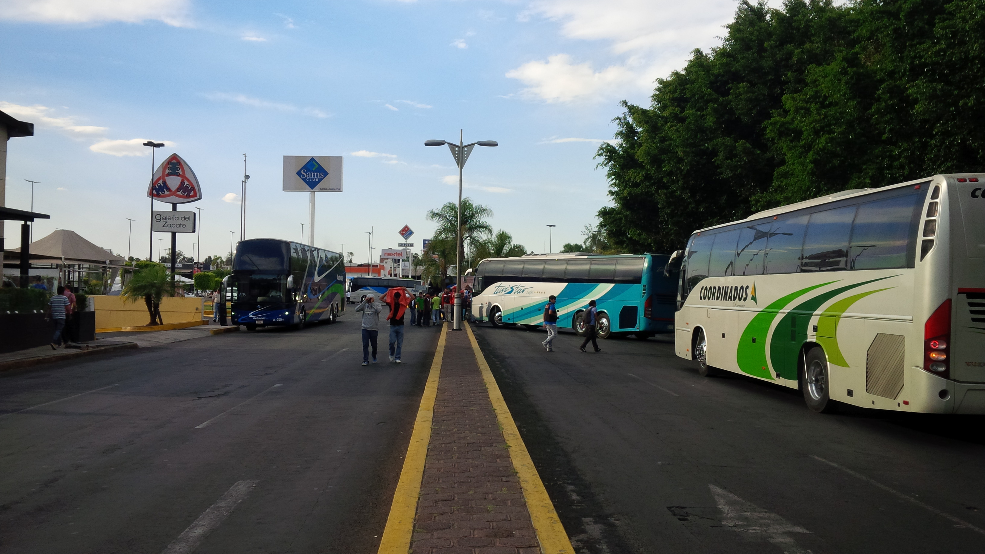 normalistas bloqueo Enrique Ramírez con camiones Morelia 10