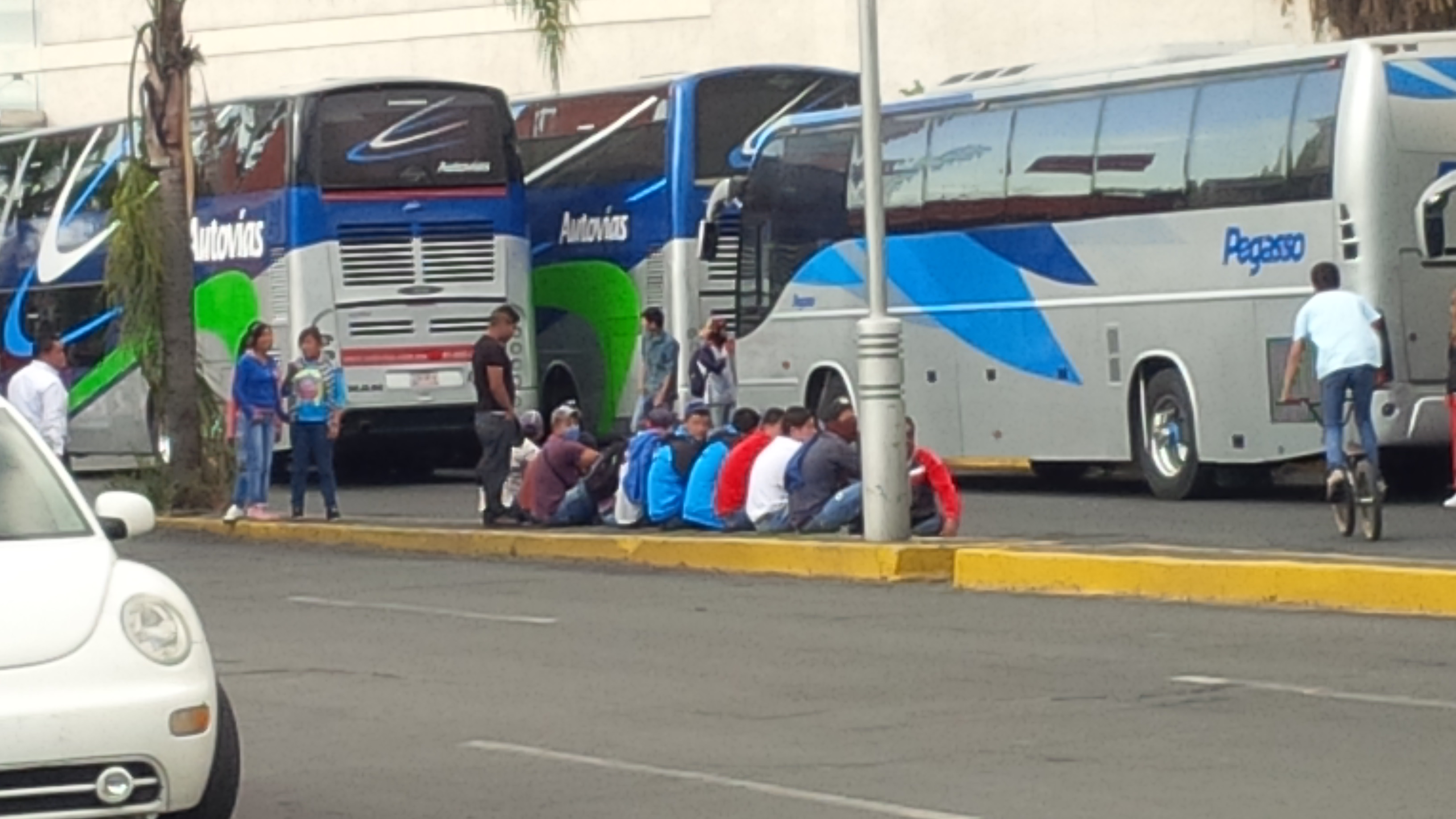 normalistas bloqueo Enrique Ramírez con camiones Morelia 4