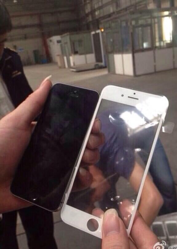 Como sucede cada que sale un nuevo modelo de la compañía Apple, se filtraron ya las imágenes del nuevo iPhone 6, por lo que se ha difundido la novedad de que este se fabricará en dos versiones, una de 4.7 pulgadas y otra de 5.5. El portal ABC.es dio a conocer una serie de imágenes de un portal chino, en el que se confirman avances en los teléfonos inteligentes como el panel exterior de 4.7 pulgadas y un molde para hacer la carcasa del equipo que le darían dimensiones de 13.8 cm de altura y 6.4 de ancho. Cabe destacar que dichos sitios mencionan que el teléfono no cambiaría de su exterior ya que seguiría con el perfil blanco aperlado en el frente. En tanto que los precios se debatirán con las operadoras de Estados Unidos, los cuales pueden variar y aumentar mínimo 100 dólares según el lugar.