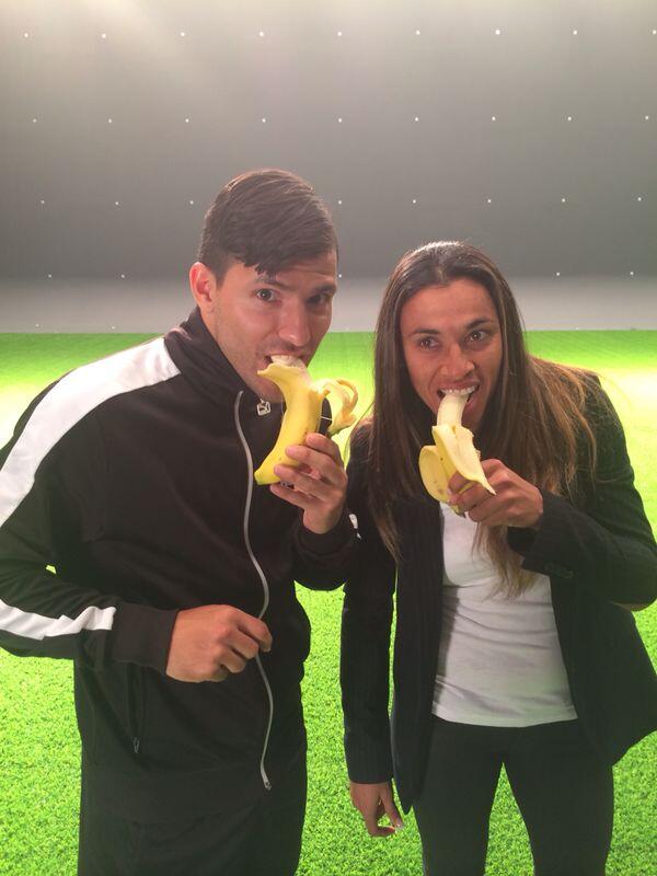 sergio aguero y marta comiendo plátano