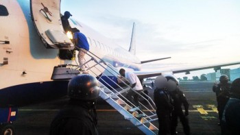 traslado avión reclusos detenidos 2