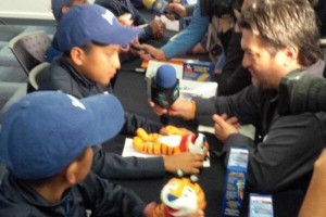 El equipo de básquetbol de niños triquis que hizo historia por jugar descalzos, hoy está estrenando patrocinador oficial. En conferencia de prensa, se informó que la reconocida marca de cereal para niños “Zucaritas”, patrocinará en al menos un par de rubros a los “niños descalzos”, ya que los apoyará económicamente y proveerá de desayunos a los aproximadamente dos mil niños triquis del estado de Oaxaca. Roberto Fraga, representante de Zucaritas señaló que la compañía se encuentra muy comprometida con su nuevo proyecto y con contribuir a que los niños triquis sigan siendo la inspiración para otros niños, destacando que lo que buscan es abrir camino para aquellos que vienen detrás de ellos y propagarlo por la República mexicana.