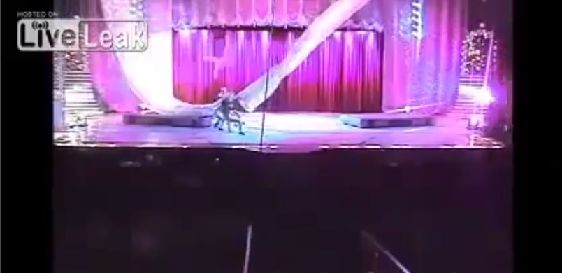 acróbata cae en espectáculo