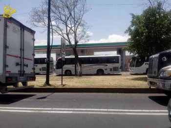 autobuses secuestrados por normalistas en Morelia