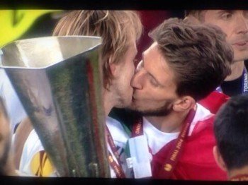 beso entre rakitic