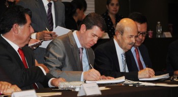 firma Alfredo Castillo y Alfredo Castillo
