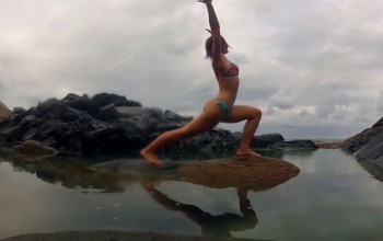 instructora de yoga arrastrada por una ola