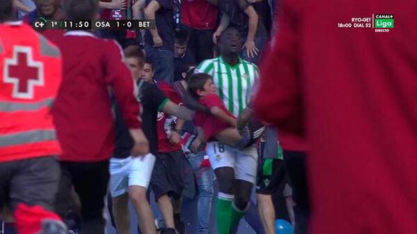 jugador futbolista rescatando niño españa