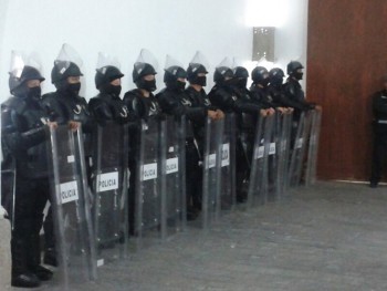 En las afueras del palenque de la feria de San Marcos para proteger al Komander / Foto: Excélsior