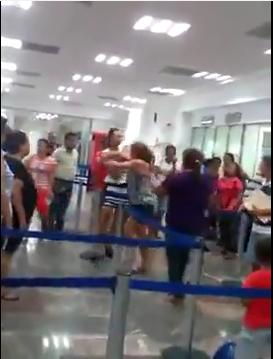 pelea de doñitas en el banco