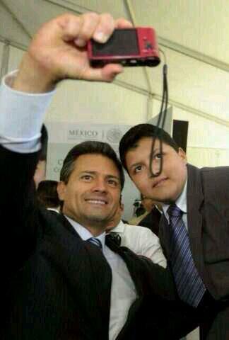 peña nieto selfie chavito