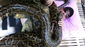 Ofrecen masajes con serpientes en un zoo de Filipinas