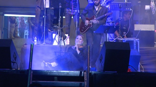 ¡Azotó la res! Lupita D'Alessio cae en pleno concierto