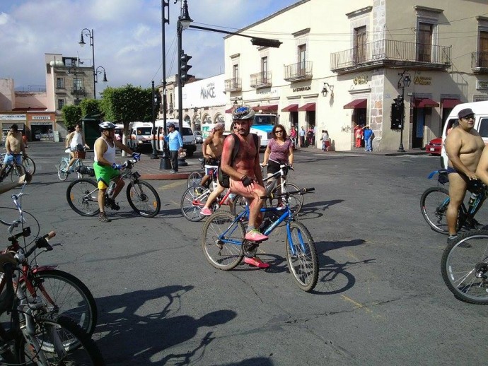 Esta mañana se lleva a cabo el recorrido en bicicleta al desnudo en Morelia, siendo esta la quinta ocasión que toca a la capital michoacana ser escenario de dicho evento.