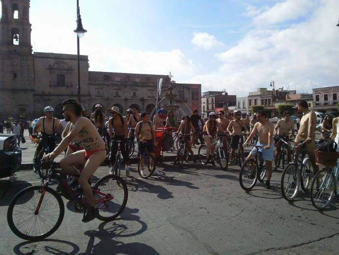 Esta mañana se lleva a cabo el recorrido en bicicleta al desnudo en Morelia, siendo esta la quinta ocasión que toca a la capital michoacana ser escenario de dicho evento.