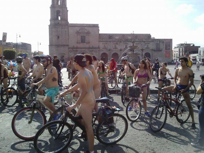 Esta mañana se lleva a cabo el recorrido en bicicleta al desnudo en Morelia, siendo esta la quinta ocasión que toca a la capital michoacana ser escenario de dicho evento.