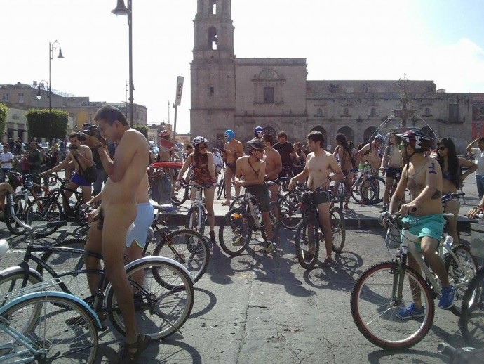 Esta mañana se lleva a cabo el recorrido en bicicleta al desnudo en Morelia, siendo esta la quinta ocasión que toca a la capital michoacana ser escenario de dicho evento.