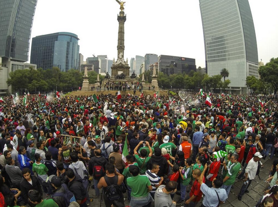 México- Más de 40mil personas en el Ángel de la Independencia