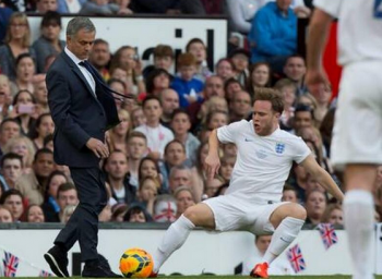 #VIDEO: Mourinho se mete a la cancha y derriba a un jugador