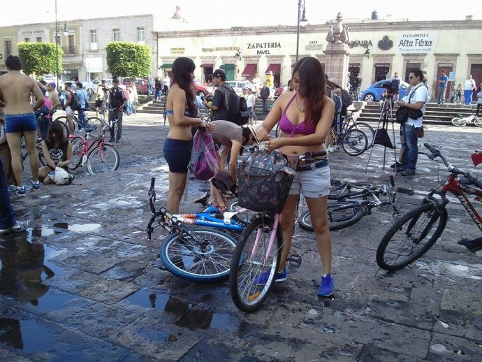 Esta mañana se lleva a cabo el recorrido en bicicleta al desnudo en Morelia, siendo esta la quinta ocasión que toca a la capital michoacana ser escenario de dicho evento.