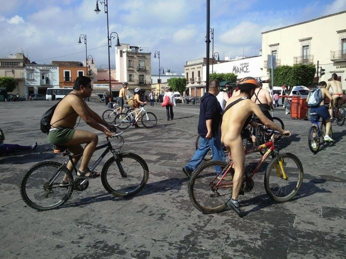 Esta mañana se lleva a cabo el recorrido en bicicleta al desnudo en Morelia, siendo esta la quinta ocasión que toca a la capital michoacana ser escenario de dicho evento.