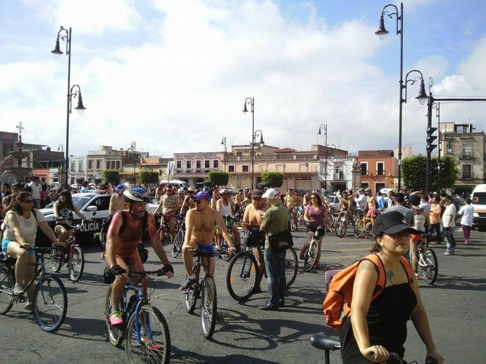 Esta mañana se lleva a cabo el recorrido en bicicleta al desnudo en Morelia, siendo esta la quinta ocasión que toca a la capital michoacana ser escenario de dicho evento.