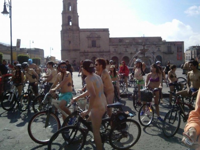 Esta mañana se lleva a cabo el recorrido en bicicleta al desnudo en Morelia, siendo esta la quinta ocasión que toca a la capital michoacana ser escenario de dicho evento.