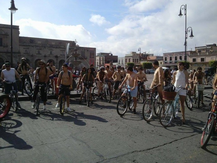 Esta mañana se lleva a cabo el recorrido en bicicleta al desnudo en Morelia, siendo esta la quinta ocasión que toca a la capital michoacana ser escenario de dicho evento.