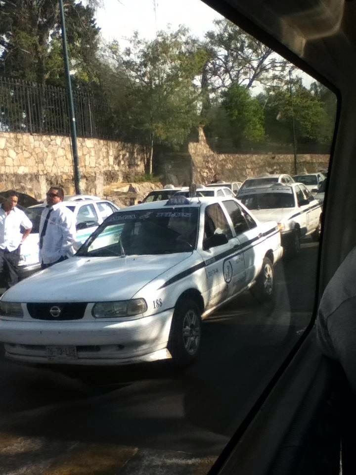 bloqueo taxis en Casa de Gobierno Morelia L