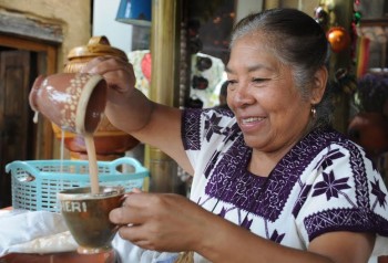 cocinera tradicional Michoacán atole
