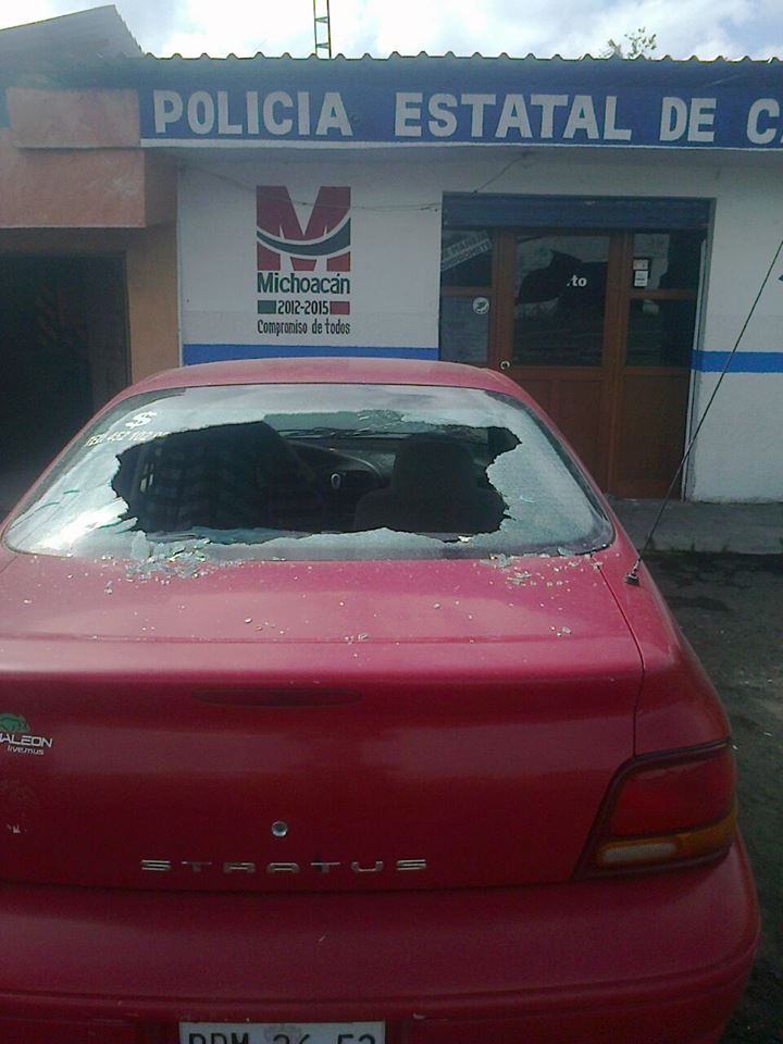 daños policia estatal de caminos de Paracho por habitantes de Capácuaro