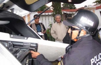 detienen camioneta de AMLO y confiscan sonido