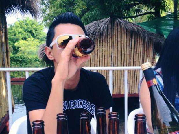 la tuta hijo huber tomando cerveza