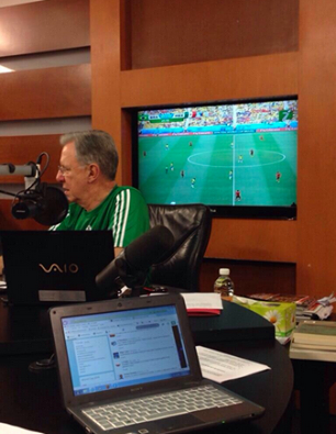 lopez doriga viendo a selección nacional x tv azteca