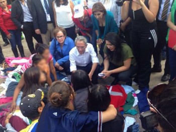 Salvador Jara con niños del albergue de Mamá Rosa