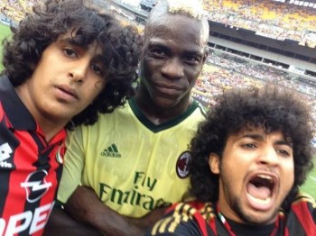 aficionados se toman selfie con balotelli