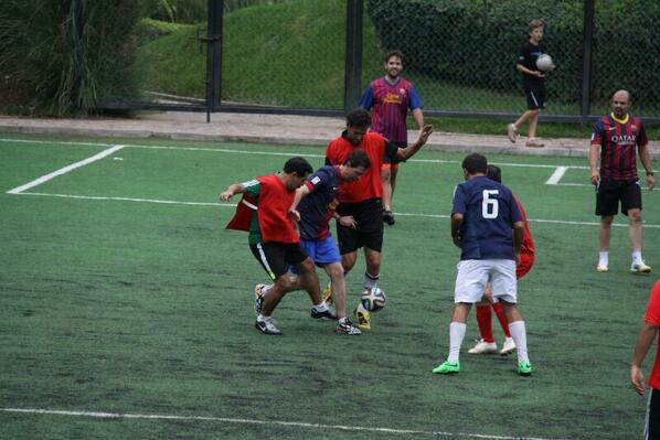 comisionado castillo jugando fútbol