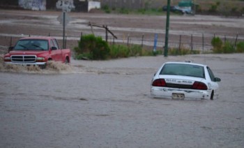 lluvia intensa carros inundados